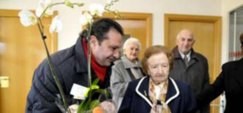 El alcalde entrega un obsequio a Fuencisla Casla en presencia de sus familiares. / Alberto Benavente