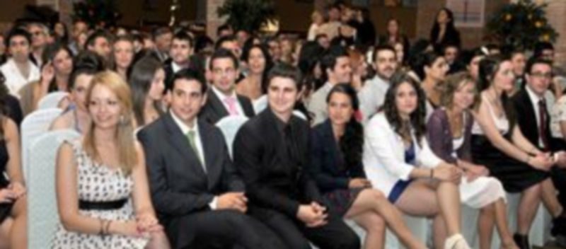 Los graduados de Publicidad y Relaciones Públicas esperan con una sonrisa el inicio de la ceremonia en la que recibieron la banda de la carrera y el diploma del diploma universitario. /Alberto Benaven