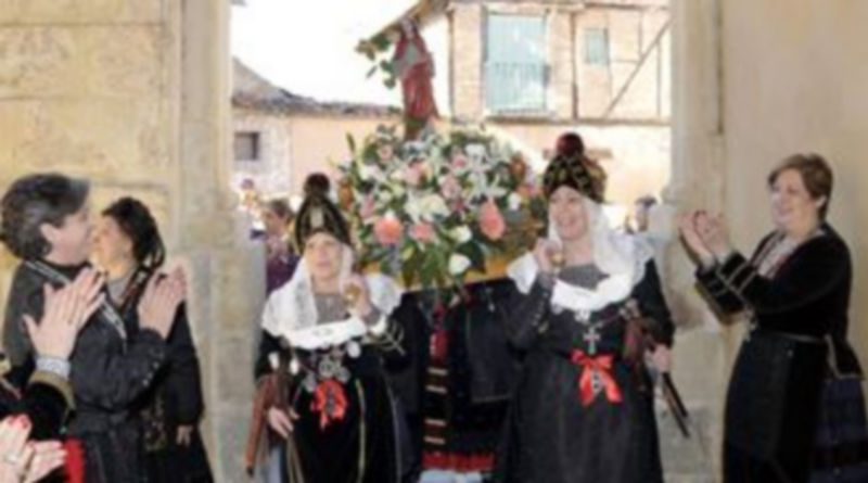 La procesión por las calles del barrio de San Lorenzo con la imagen de Santa Águeda