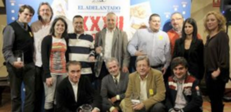 Los campeones y subcampeones de las finales A y B del torneo de mus posaron tras la entrega de premios