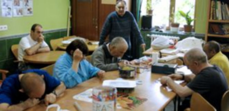 Al servicio de los discapacitados 1 Un grupo de residentes en la casa familiar de los hermanos de la Cruz Blanca