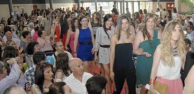 Imágenes de la ceremonia de graduación de las 85 alumnas y dos alumnos de la primera promoción del título de Grado de Maestro en Educación Infantil. / Alberto Benavente