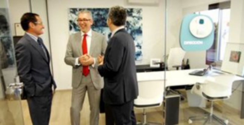 Ángel Luis de Andrés muestra uno de los despachos del nuevo centro de formación. / Alberto Benavente