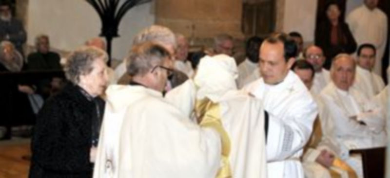 Un nuevo sacerdote para la Diócesis de Segovia 1 Un momento de la ceremonia de ordenación sacerdotal celebrada ayer en la iglesia de San Miguel. / A. Benavente