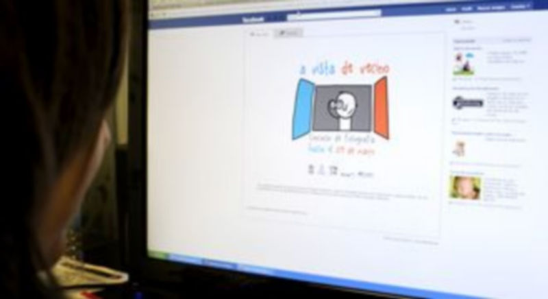 Un ciudadano consulta la web de la convocatoria de Segovia 2016. / A. Benavente.