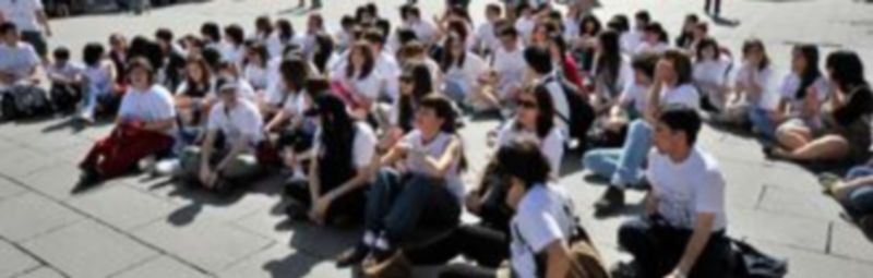 Voluntarios y público en general durante una de las actividades desarrolladas en el Azoguejo. / Carlos Masa