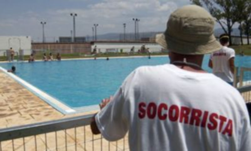 Un socorrista desarrolla su jornada laboral en las instalaciones de las Piscinas Municipales de Segovia. / Juan Martín