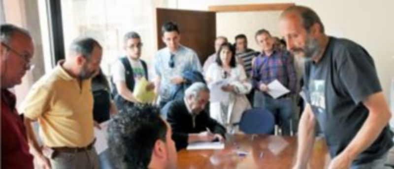 Los aspirantes a extras dieron sus datos a los responsables de la agencia de figuración. / Juan Martín.