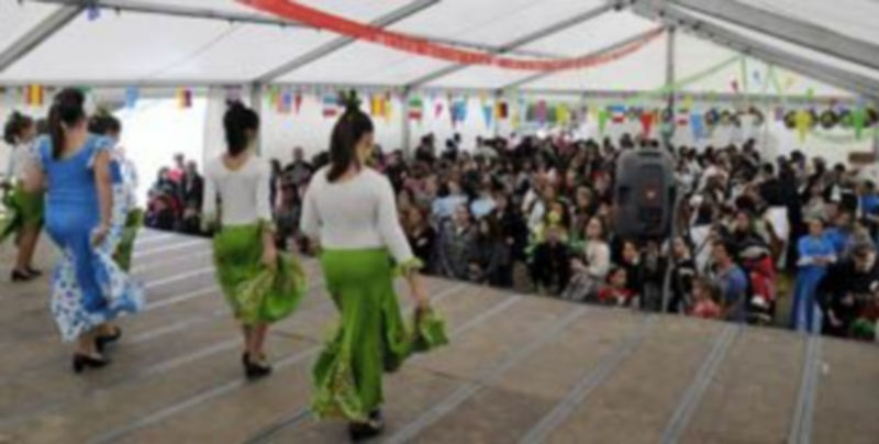 Las exhibiciones de sevillanas a cargo de grupos locales centraron la actividad de la carpa instalada en la plaza de toros. / J.M.