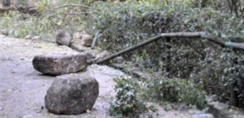 Los Bomberos acaban la retirada de rocas junto a la Casa de la Química 1 El camino peatonal que bordea el Valle del Clamores ha permanecido cerrado en esta zona durante casi dos días a causa del derrumbe. / Juan Martín