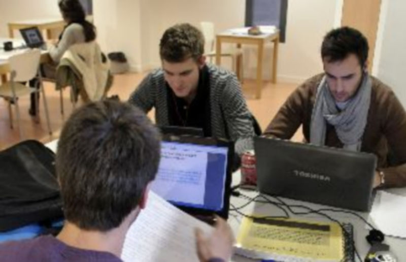 Para muchos universitarios los ordenadores se han convertido en elementos imprescindible en las horas de estudio. /J. .