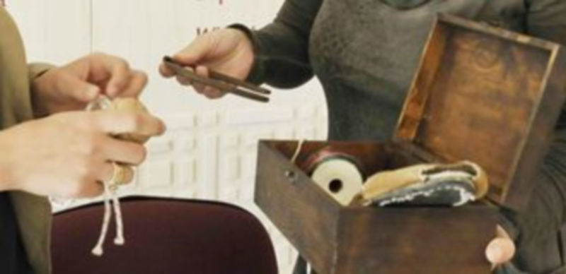 Detalle de una de las cajas de madera que contienen pequeños juegos tradicionales como tabas o yo-yos. /Juan Martín