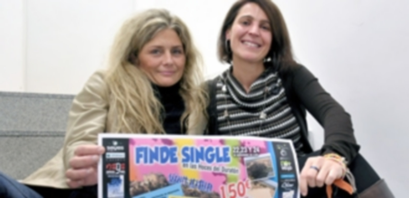 Cristina Estebaranz (Naturaltur) e Irene  Herráez (INDA) muestran el cartel anunciador del evento. / Juan Martín