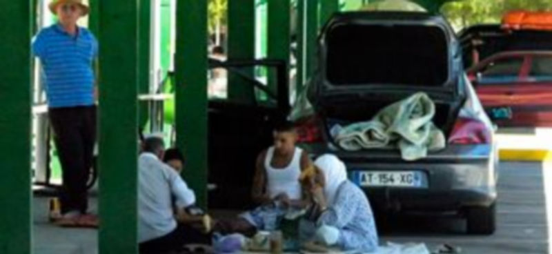 Las áreas de descanso son lugares de reunión familiar en el que se come y duerme algunas veces durante varios días. / C. M.