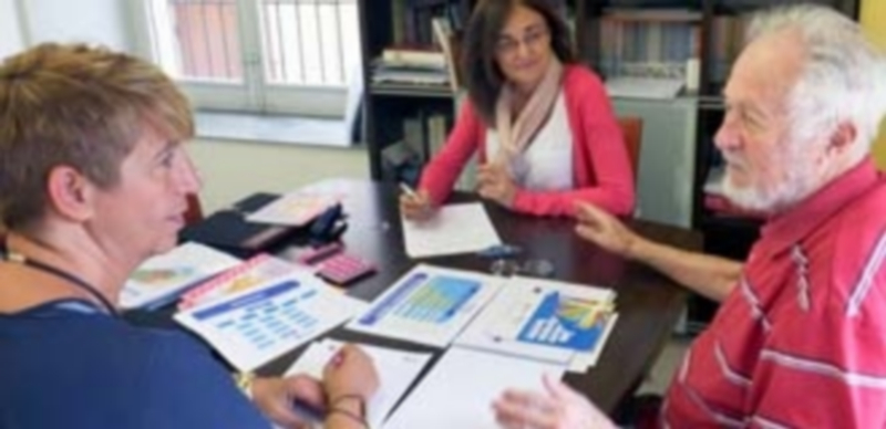 El sociólogo Ezequiel Ander-Egg analiza el modelo de Asuntos Sociales provincial 1 Un momento de la reunión de Ander-Egg con técnicos del Área de Asuntos Sociales de la Diputación. / El Adelantado