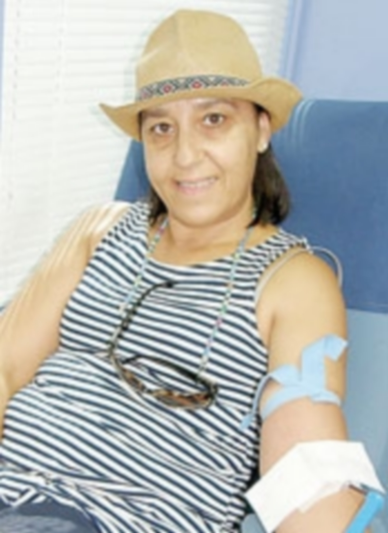 Una donante en la unidad de extracciones instalada junto al Eroski. / e. a.