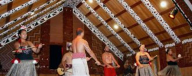 Un grupo neozelandés interpreta una de las danzas típicas ante el grupo de españoles que les han visitado. / F. Descalzo