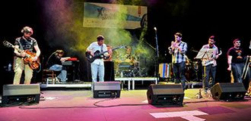 Umbabarauma inauguró ayer el Festival con su actución en el Teatro Juan Bravo. / Kamarero