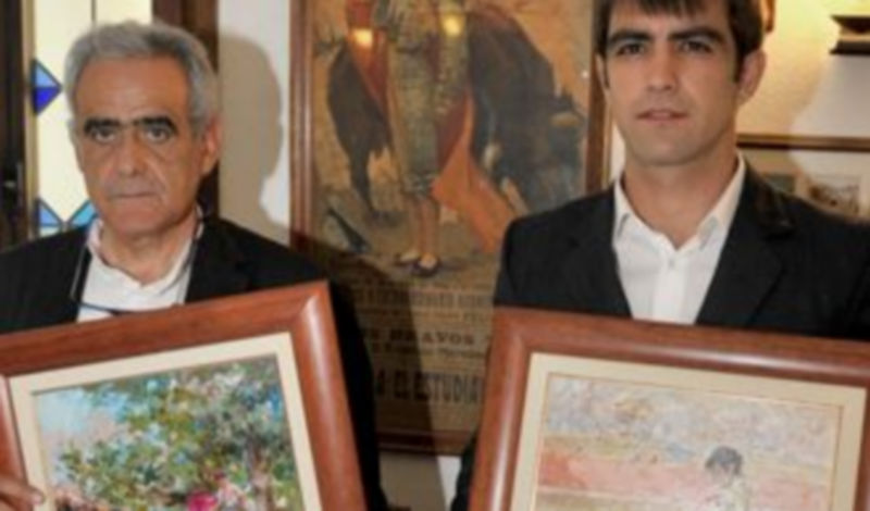 Arturo Macías y Antonio Corbacho con sendos óleos de Tablada. / Kamarero