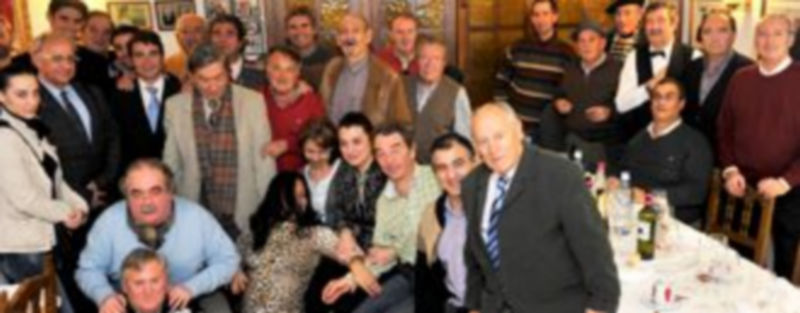 Javier Herrero y Víctor Barrio junto a algunos los integrantes de la 218 Tertulia Taurina de Segovia. /KAMARERO