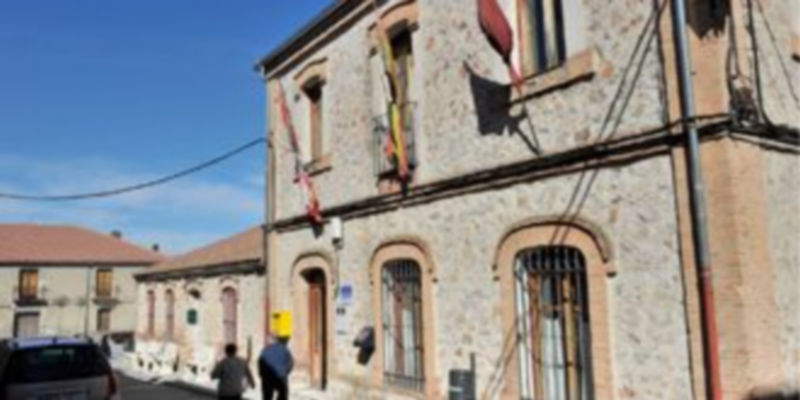 Un crespón negro colocado en las banderas del Ayuntamiento de Zarzuela del Pinar da muestra del duelo que se vive en el pueblo estos días. / Kamarero