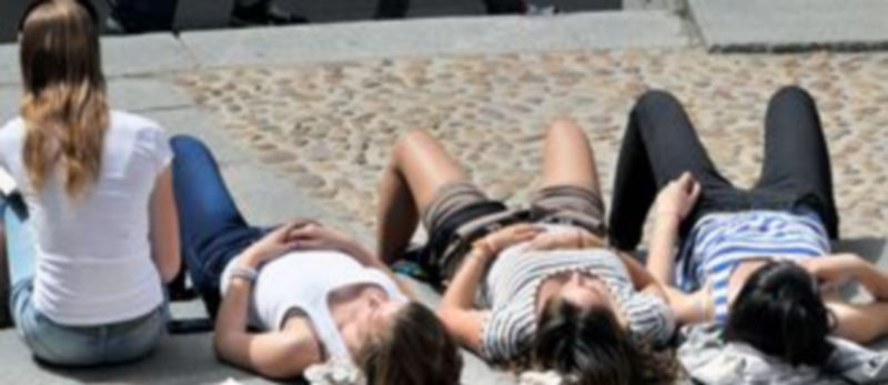 Las altas temperaturas registradas la pasada semana han provocado escenas veraniegas en la ciudad./Kamarero