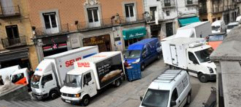 Camiones y furgonetas efectuaban ayer labores de carga y descarga en la Calle Real