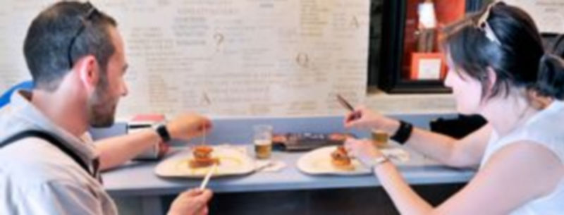 Una pareja se dispone a degustar una de las cuarenta tapas que forman parte de la oferta del octavo Concurso de Tapas DeCalles. / Kamarero.