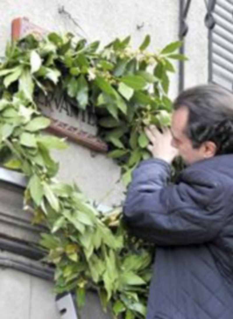 El alcalde coloca la corona de laurel en homenaje a Cervantes