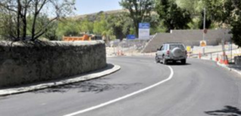 Un coche circulaba ayer por la calle Cardenal Zúñiga de la capital segoviana. / Kamarero