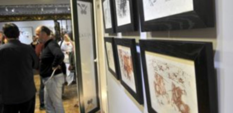 Numerosos amantes del arte y de Dalí acudieron a la inauguración de la muestra en La Reja Art Gallery. / Kamarero