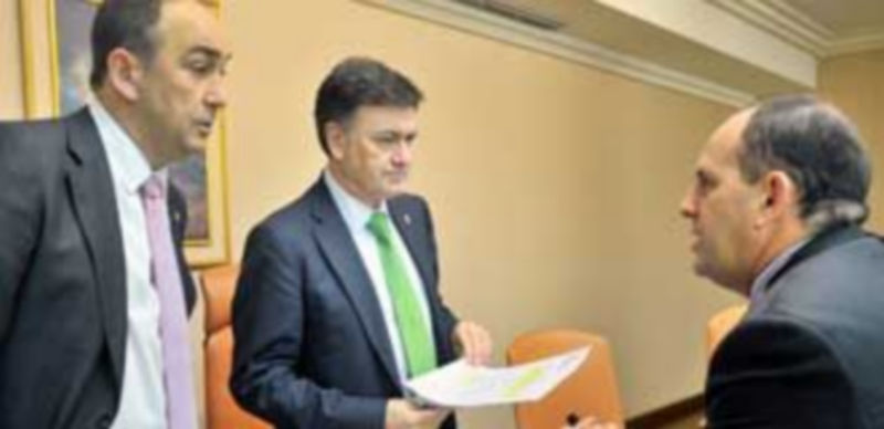 El presidente de la Diputación (centro) y el vicepresidente