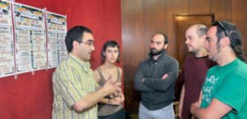 Representantes de la Plataforma por la Escuela Pública comentan el programa preparado para la fiesta del sábado. / K.