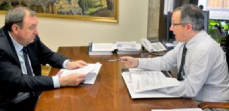 El delegado territorial de la Junta (derecha) y el director de Educación repasan temas del sector. / Kamarero