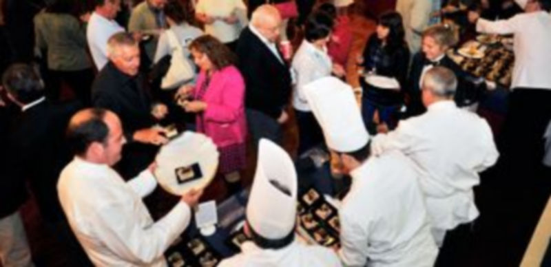 El público que acudió ayer a la presentación pudo degustar algunas de las tapas que participarán en el concurso. / Kamarero