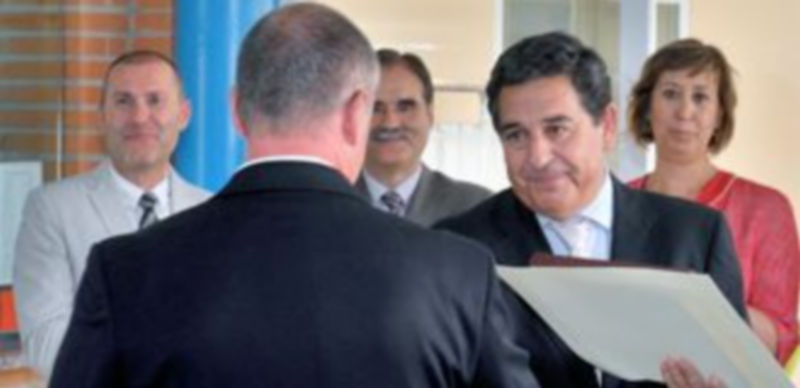 Uno de los funcionarios del Centro Penitenciario recibe la condecoración entre los aplausos de los allí presentes. / KAMARERO