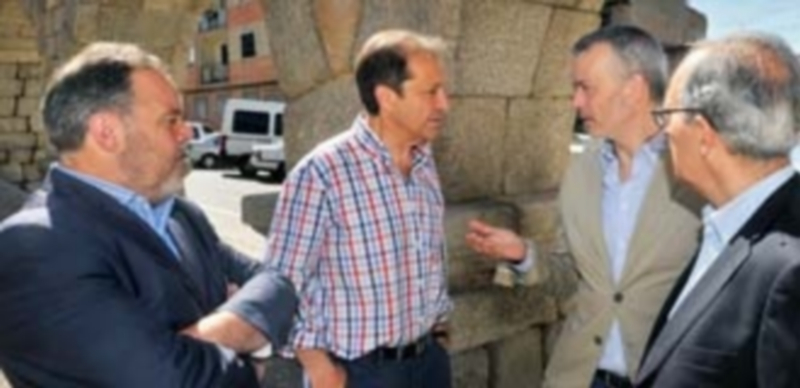 Camacho (segundo por la derecha) conversa con dirigentes socialistas segovianos junto a la sede del PSOE. / Kamarero