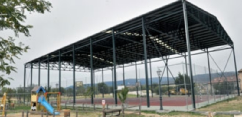 Pista polideportiva cubierta en la localidad segoviana de Tizneros. / Kamarero