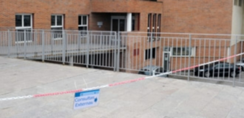 El edificio de Consultas Externas estaba cerrado el pasado jueves para evitar corrientes de aire en el interior. / Kamarero