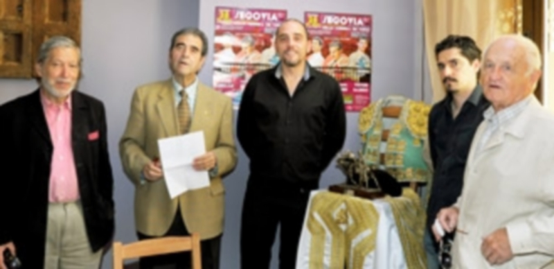 El jurado ante el trofeo taurino