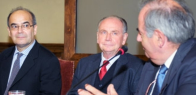 El profesor Santiago Huerta (izq)