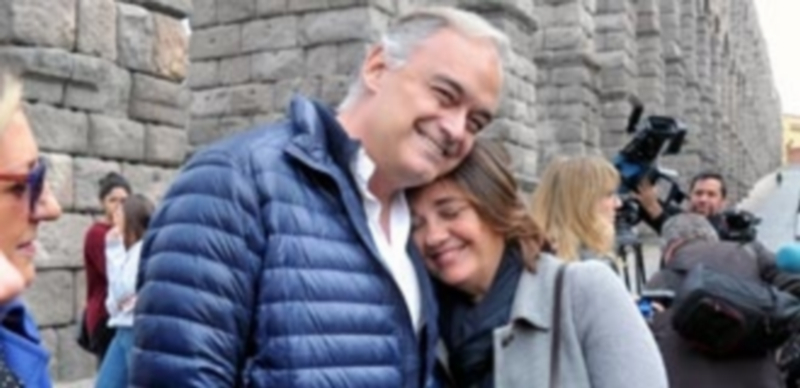 Beatriz Escudero apoya su cabeza en el hombro de Esteban González Pons