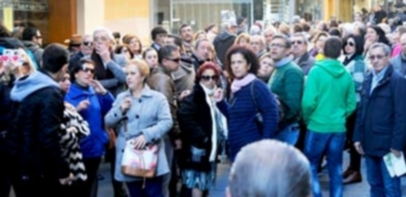 Visita guiada en la capital segoviana con un grupo de turistas españoles. / Kamarero