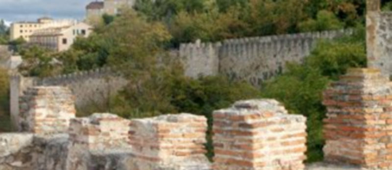 Vista parcial de la muralla de Segovia en una de las zonas que más se ha modificado a lo largo de su historia. / KAMARERO