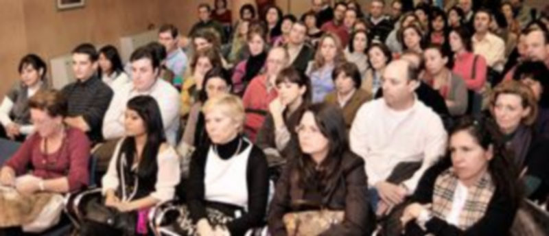 Numerosas personas asistieron a la mesa redonda celebrada en el centro municipal de La Albuera. / Kamarero