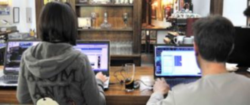 Las redes sociales son una nueva forma de comunicación a analizar/Kamarero