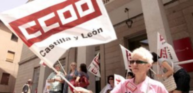 Un momento de la concentración que protagonizaron ayer los delegados de los dos sindicatos convocantes. / L. Mazagatos