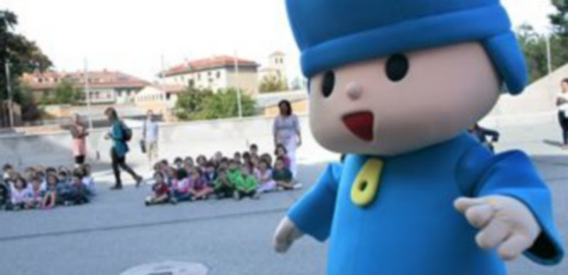 El personaje de la serie de dibujos animados Pocoyó visitó a los niños del colegio Padre Claret. / Lara Mazagatos