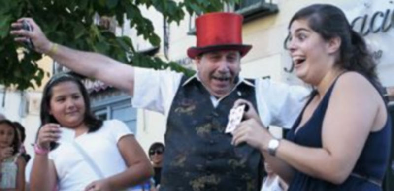El mago Monty hizo sonreir y sorprenderse al público con sus trucos de cartas en plena calle./ Lara mazagatos
