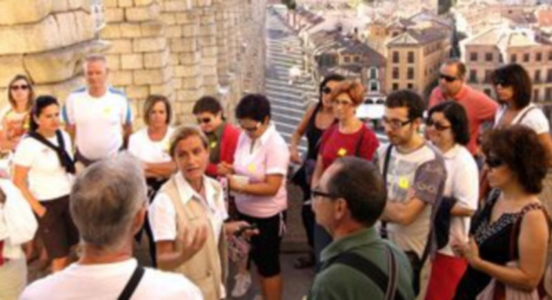 El recorrido empezó en la parte más conocida del monumento para pasar a la más desconocida. / Leandro Valdez